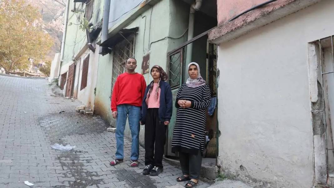 Hatay’da Tek Odalı Banyosuz Evde Yaşam Mücadelesi! 6